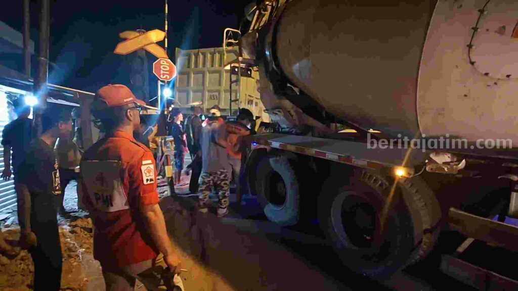 Evakuasi bangkai dump truk nopol N 9533 UV di perlintasan kereta api tanpa palang pintu di Dusun Damarsih, Desa Kepuhanyar, Kecamatan Mojoanyar, Kabupaten Mojoanyar, Kabupaten Mojokerto. [Foto : Misti/beritajatim.com]