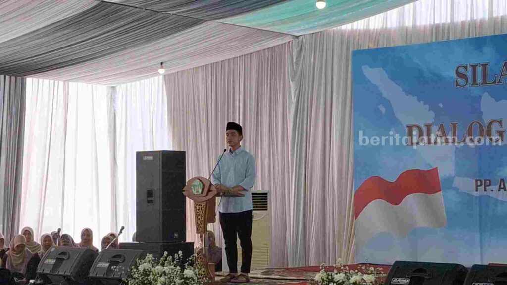 Cawapres nomor urut 2, Gibran Rakabuming Raka saat memberikan sambutan dalam Dialog kebangsaan di lapangan Ponpes Amanatul Ummah. [Foto : Misti/beritajatim.com]