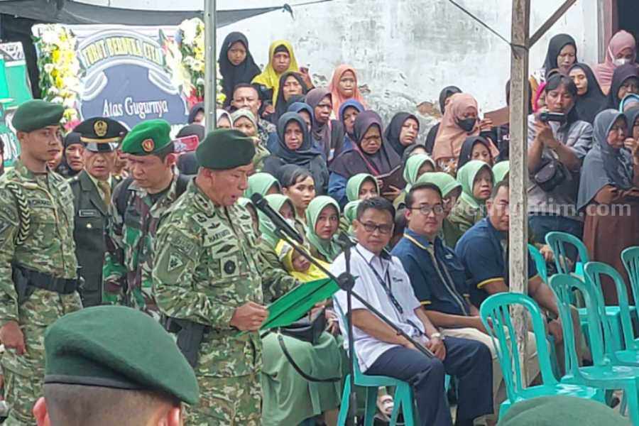 Pangdiv Infanteri 2 Kostrad Hadiri Persemayaman Kopda Anumerta Dwi Bekti di Magetan Panglima Divisi Kostrad