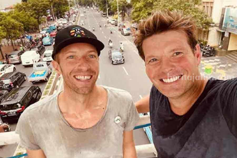 Vokalis Coldplay, Chris Martin, saat berjalan-jalan di Jakarta. (Instagtam/@coldplay)