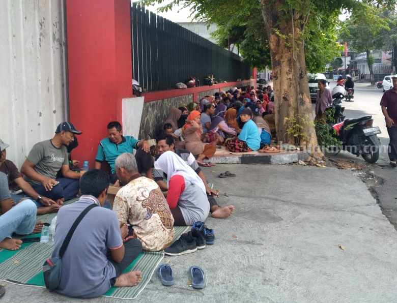 Ratusan Korban PHK Pabrik Rokok di Blitar Gelar Aksi Duduk Depan Perusahaan Selama 1 Bulan Ratusan pekerja duduk di depan pabrik rokok Bokor Mas Kota Blitar.
