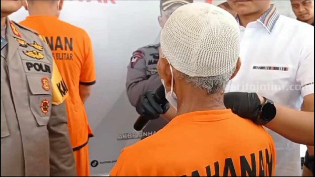 Santoso, kakek 73 asal Kecamatan Garum Kabupaten Blitar ditangkap Satreskrim Polres Blitar karena membunuh istrinya sendiri