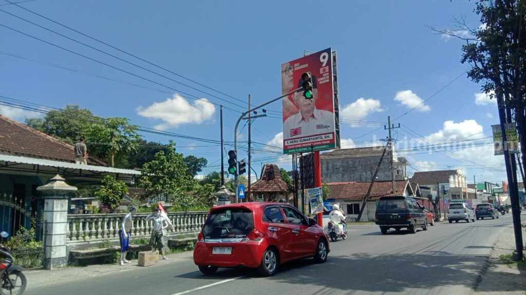 Bawaslu Kota Blitar Tertibkan Alat Peraga Kampanye Caleg hingga Capres yang Terpasang Foto ilustrasi : Baliho yang terpasang di Kabupaten Blitar.