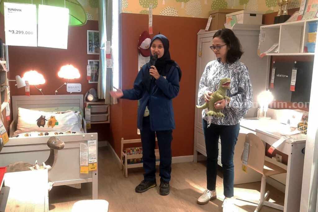 Menciptakan Suasana Rumah yang Aman dan Nyaman untuk Anak Ala IKEA Ririn Basuki, Manajer Hubungan Masyarakat & Komunikasi IKEA Indonesia (Baju putih) saat mendampingi Tim desainer interior menjelaskan tentang rumah yang aman dan nyaman bagi anak.
