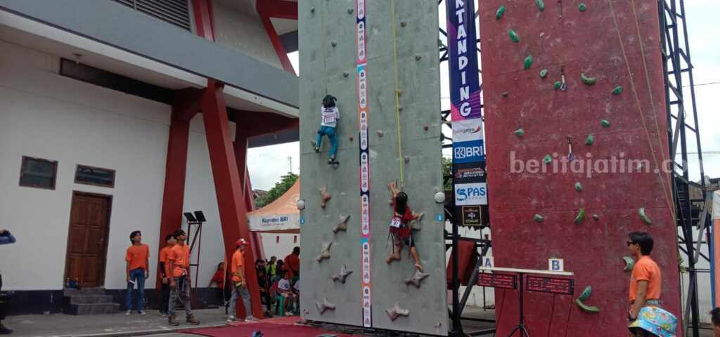 Kejurprov panjat tebing Jawa Timur yang digelar di Gor Soekarno-Hatta Kota Blitar