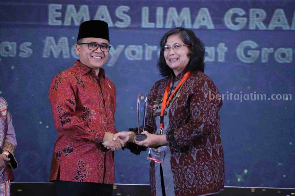 Pj Wali Kota Kediri Terima Penghargaan dari Menteri PAN-RB