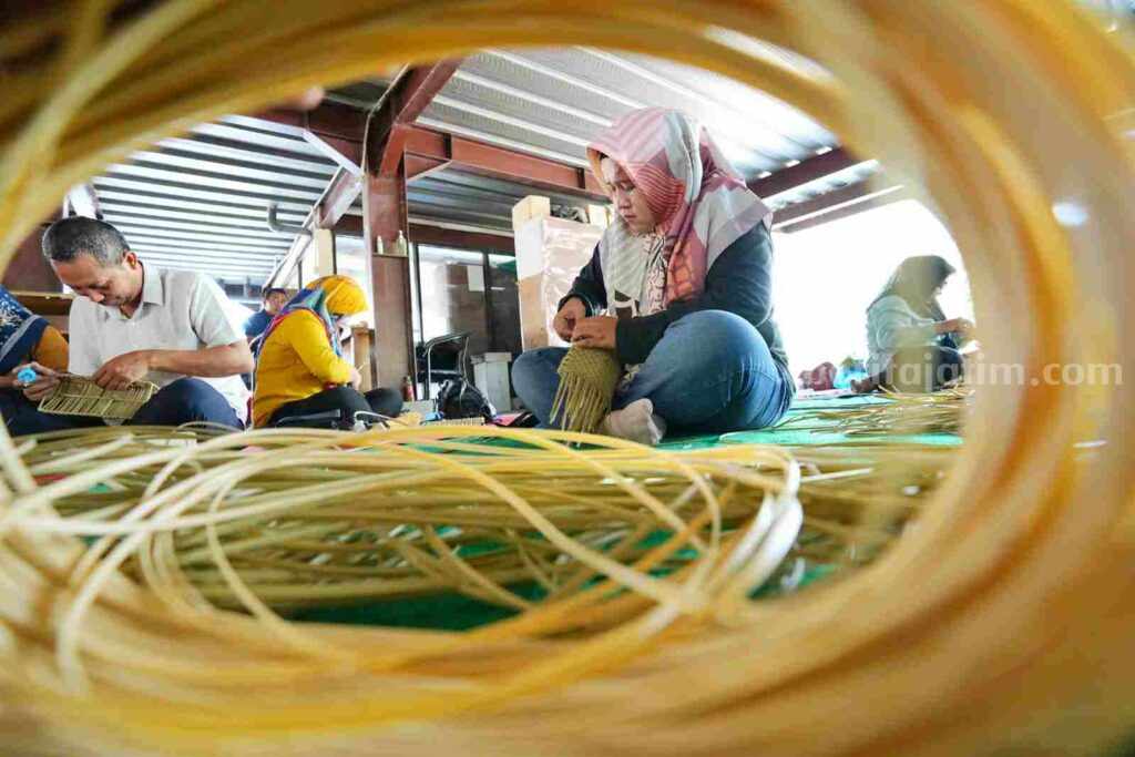 Caption : Salah satu peserta Pelatihan Rattan Sintetis di Rest Area Gununggedangan, Kecamatan Magersari, Kota Mojokerto. [Foto : ist]