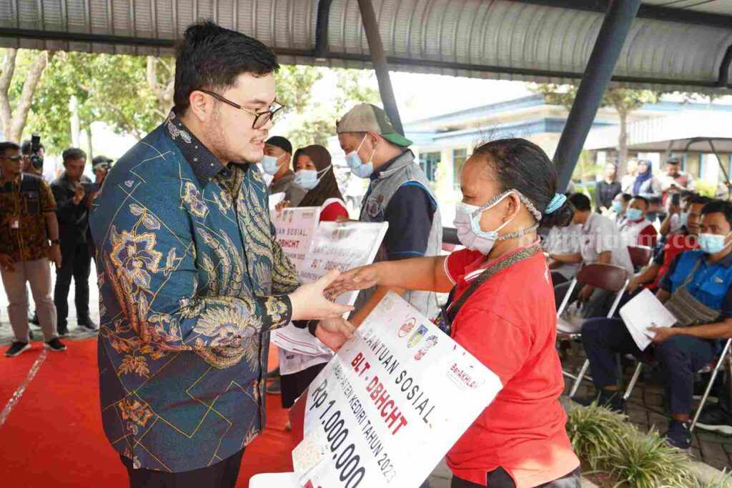 Mas Dhito Salurkan BLT DBHCHT pada 12.449 Buruh Pabrik Rokok