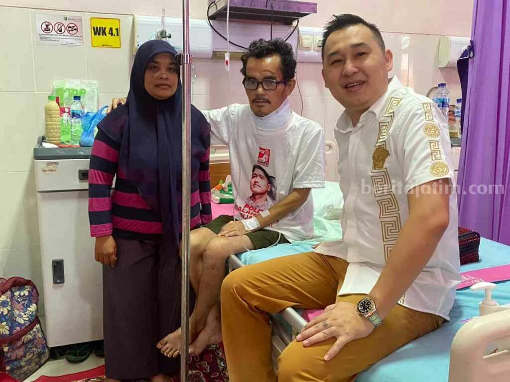 Terima Mandat Kaesang, Ketua PSI Kota Kediri Sambangi Pengamen Sakit Kangker WhatsApp Image 2023-11-27 at 14.00.27_11zon
