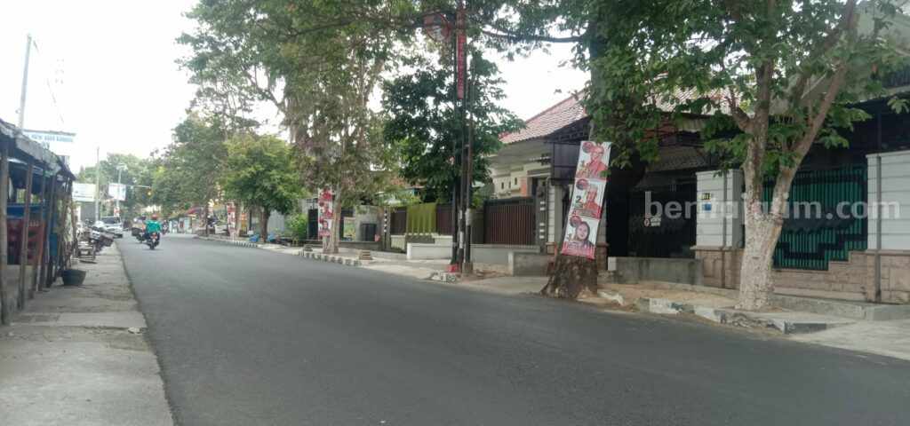 Ini Daftar Jalan di Blitar yang Tidak Boleh Dipasangi Alat Peraga Kampanye Alat Peraga Kampanye yang terpasang di jalan Kota Blitar.