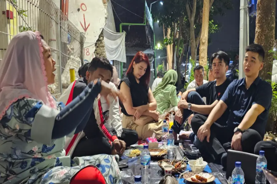 Yenny Wahid Berdialog dengan Kolega di Lesehan Simpang Dukuh Surabaya Yenny Wahid