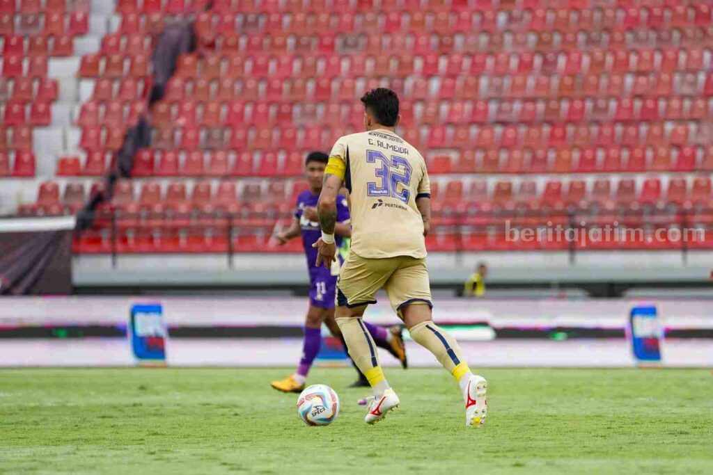 Pemain Arema FC saat bermain di lapangan hijau.