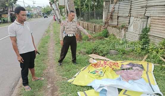 Ambruk, Baliho Bergambar Airlangga Hartarto Timpa Pengguna Jalan di Jombang jombang