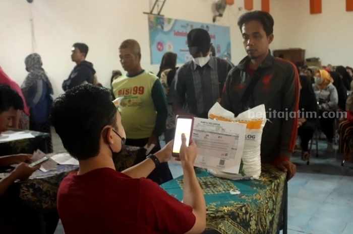 Warga Kota Kediri Masih Tersenyum di Tengah Bahan Pokok Mahal bantuan beras pemerintah