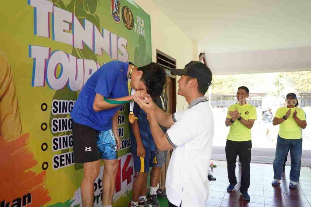 Bupati Tuban Aditya Halindra Faridzky saat mengalungkan medali kepada atlet juara.