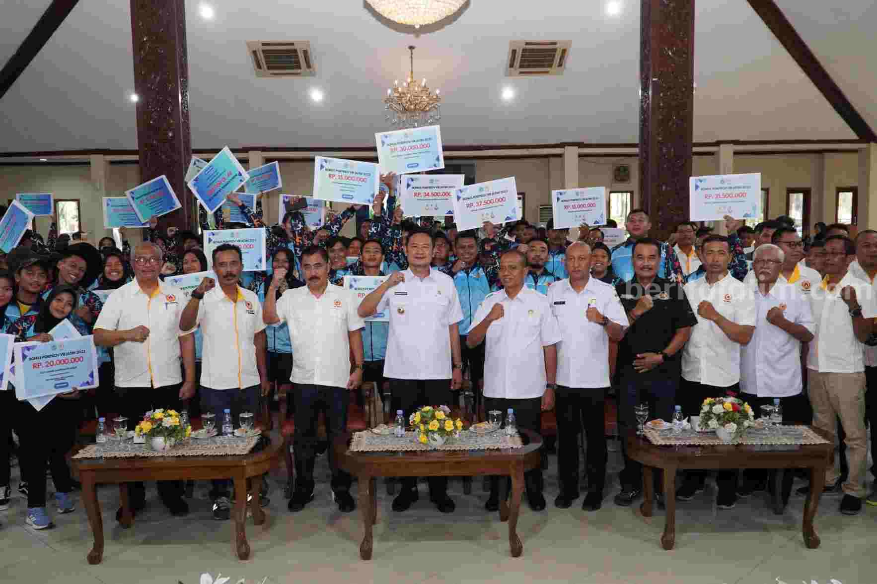 Bupati Lamongan Yuhronur Efendi saat memberikan bonus bagi para atlet dan official peraih medali Porprov, di Pendopo Lokatantra Lamongan.