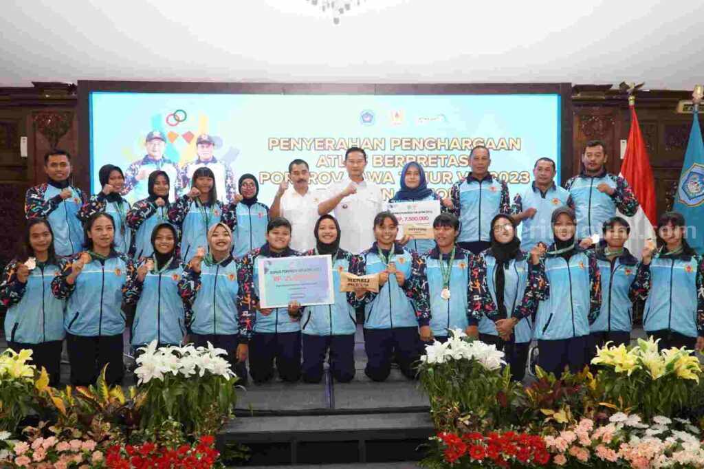 Bupati Lamongan Yuhronur Efendi saat memberikan bonus bagi para atlet dan official peraih medali Porprov, di Pendopo Lokatantra Lamongan.