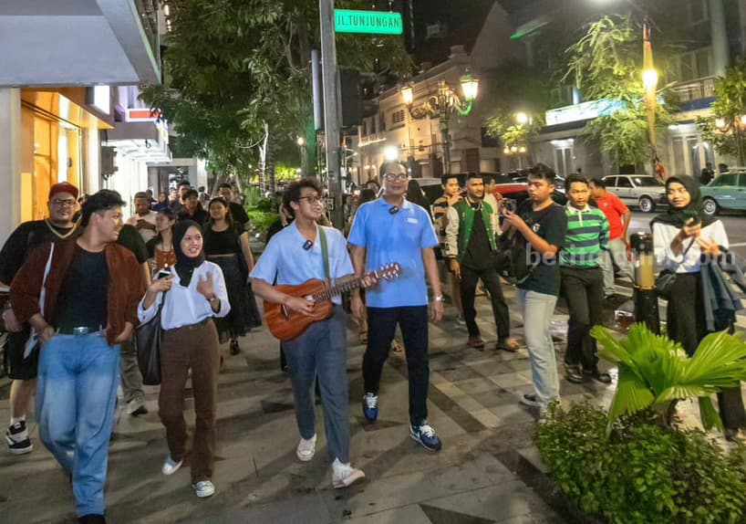 Yooky Tjahrial Caleg PAN Ngamen Bareng Ardhito Pramono dalam kampanye hari pertama di Surabaya.