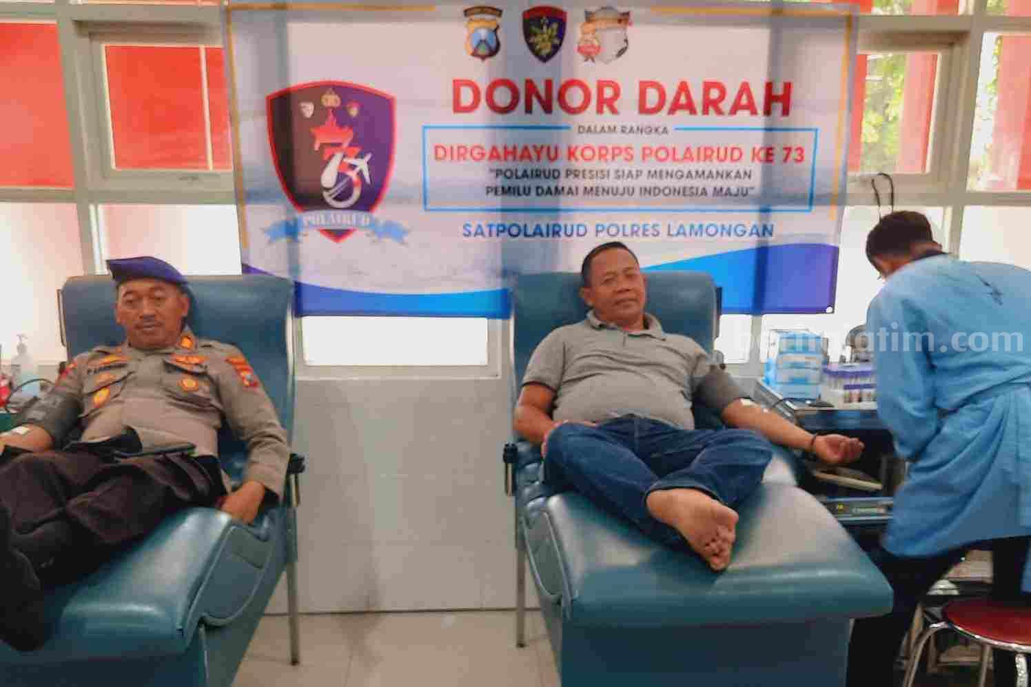 Satpolairud Polres Lamongan saat menggelar donor darah bersama Nelayan dalam peringatan HUT ke-73 Polairud.
