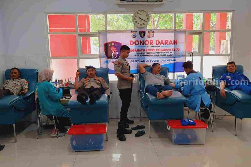 Satpolairud Polres Lamongan saat menggelar donor darah bersama Nelayan dalam peringatan HUT ke-73 Polairud.
