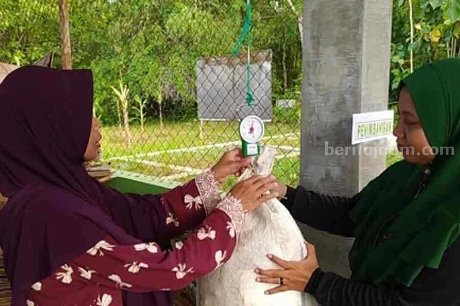 Upaya Kreatif, Fatayat NU Bawean Olah Sampah Jadi Rupiah Fatayat NU Bawean kelola sampah jadi rupiah.