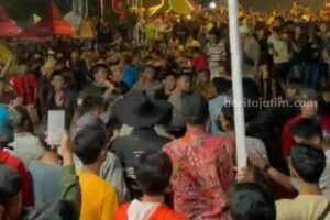 Suasana kericuhan yang terjadi saat gelaran Festival Dewi Cemara Sumenep.