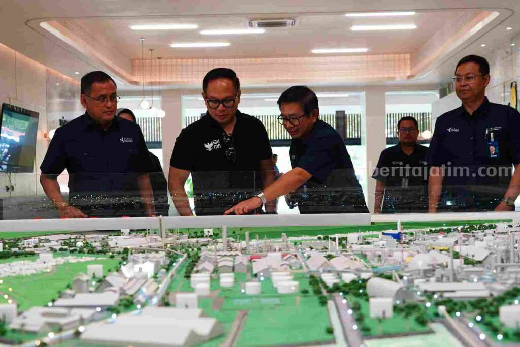 Smart Precision Farming, Jurus Jitu Petrokimia Gresik Jaga Ketahanan Pangan Wamen BUMN Kartika Wirjoatmodjo (dua dari kiri) saat mendengarkan paparan dari jajaran direksi Petrokimia Gresik