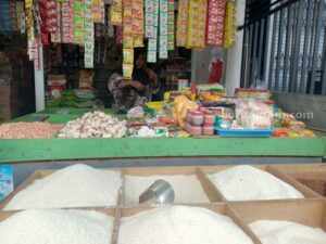 Harga Gula Pasir di Sumenep Mulai Melambung Pedagang toko kelontong di pasar tradisional Sumenep (foto: Temmy/beritajatim.com)