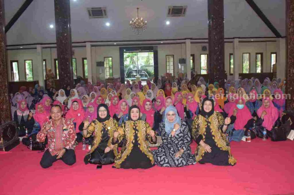 Pelatihan kreatifitas yang diikuti oleh ratusan tenaga pendidik TK di Pendopo Lokatantra Lamongan.