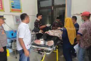Evakuasi perempuan rambut pirang asal Jawa Tengah ke RSUD Sampang (Foto: Zamachsari/beritajatim.com)