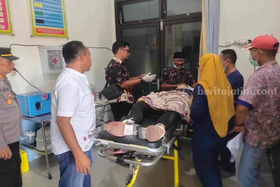 Polisi Amankan Barang Korban Dugaan Penganiayaan di Sampang Evakuasi perempuan rambut pirang asal Jawa Tengah ke RSUD Sampang (Foto: Zamachsari/beritajatim.com)