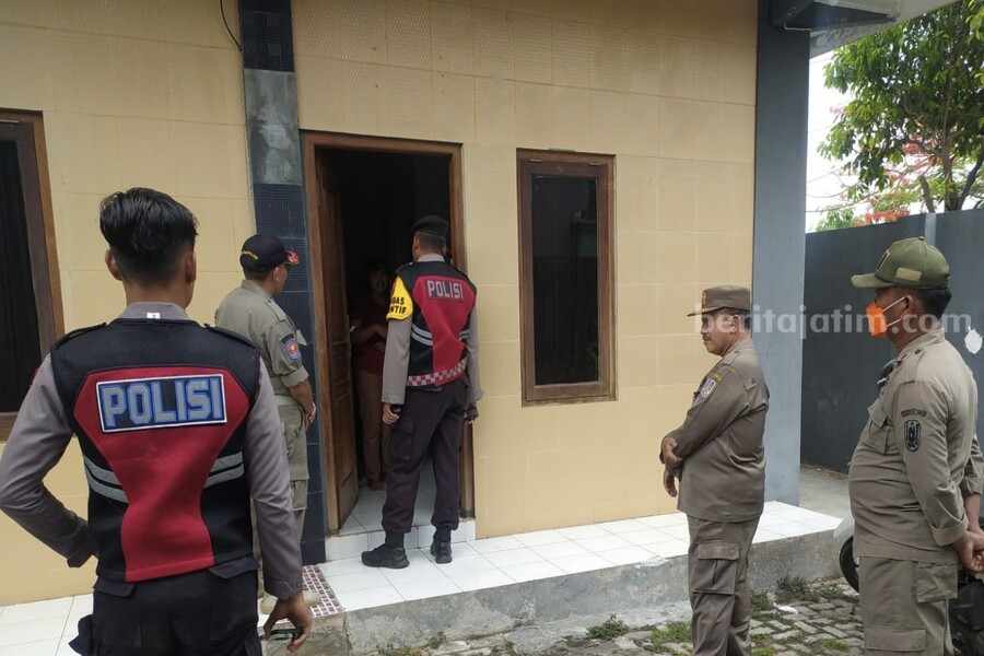 Caption : Petugas gabungan saat melakukan razia di wilayah Kabupaten Tuban.