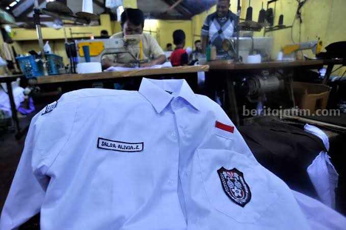 Foto seragam gratis siswa sekolah dasar
