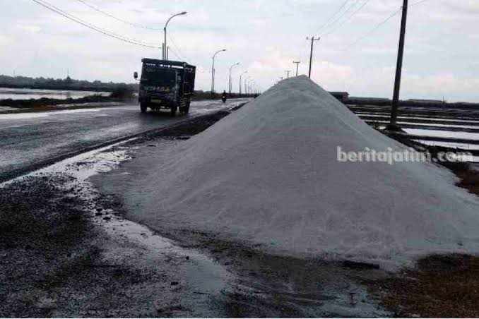 Stok Melimpah Harga Garam di Sampang Semakin Anjlok Lahan garam rakyat di Kabupaten Sampang (Foto: Zamachsari/beritajatim.com)