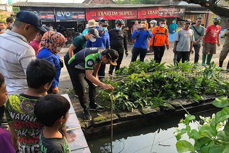 Bupati Sidoarjo Gus Muhdlor mengukur sedimentasi sungai di Sidoarjo.