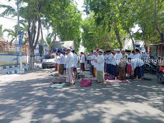 PCNU Sampang Dukung Boikot Produk Produk Israel Istighazah dan doa bersama warga Sampang dukung Pelestina dk depan gedung DPRD beberapa waktu lalu (Foto: Zamachsari/beritajatim.com)