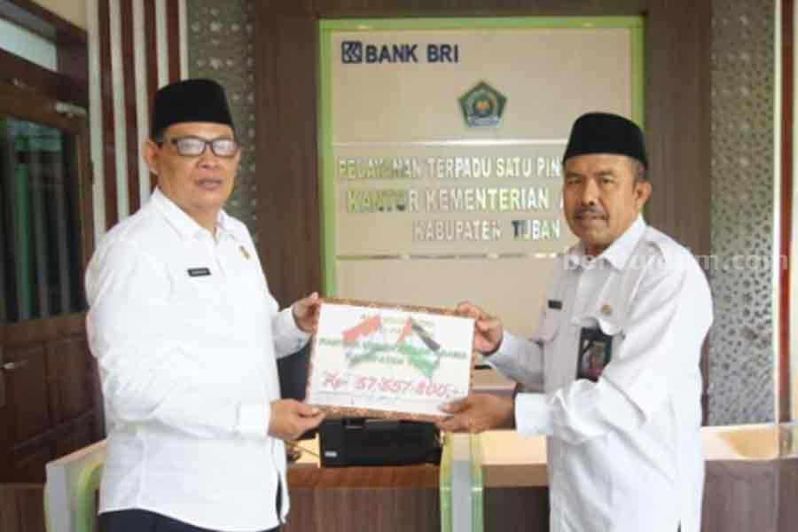 Plt. Kepala Kantor Kemenag Tuban Moh. Qosim saat memberikan bantuan dana untuk Palestina.