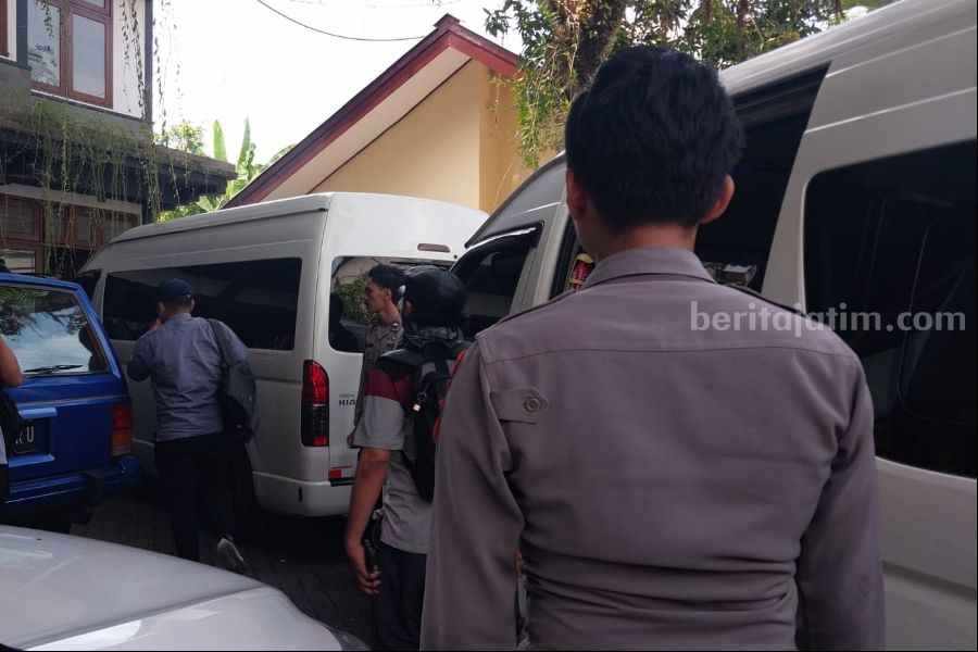 Rombongan Datang ke Lokasi Penggeledahan KPK di Jember kontraktor