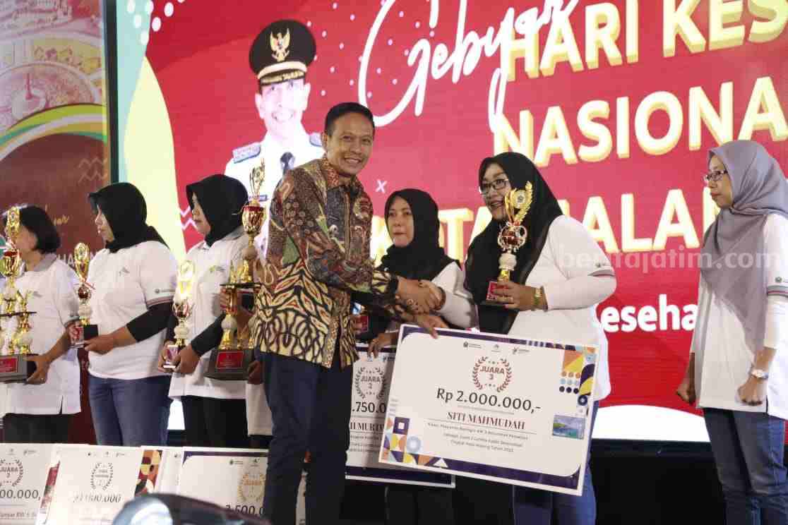 Pj Wali Kota Malang, Wahyu Hidayat memberikan penghargaan usai membuka acara Gebyar Hari Kesehatan Nasional ke-59 Kota Malang Tahun 2023. (Foto: Prokompim)