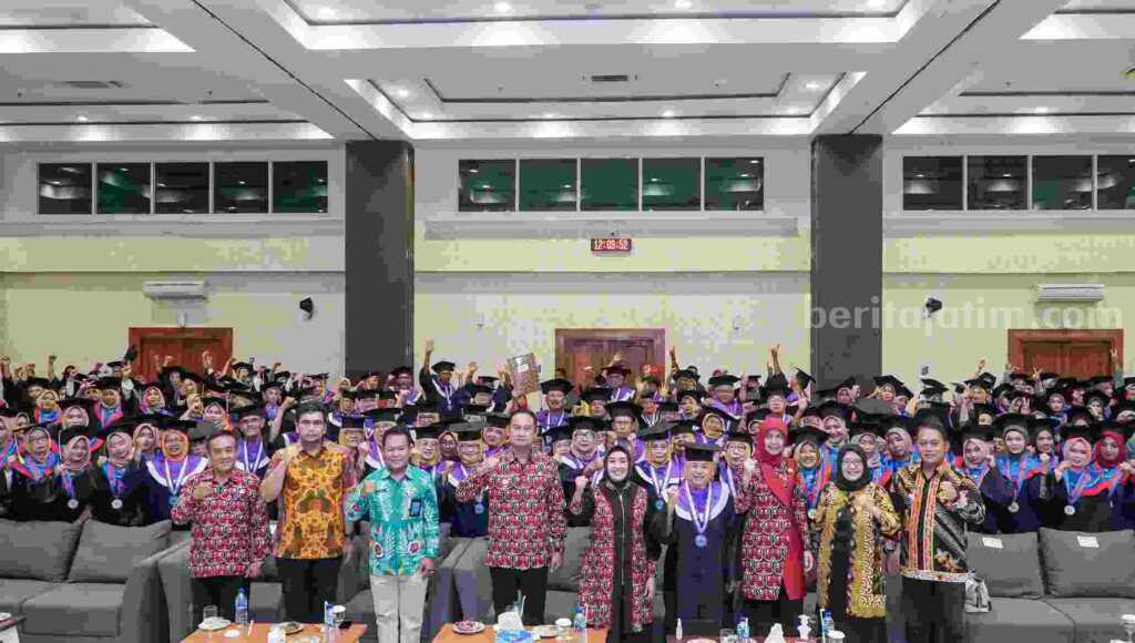 Acara wisuda sekolah orang tua hebat (SOTH) angkatan 3 dan 73 peserta sekolah lansia tangguh (Selantang) angkatan 1 Kabupaten Lamongan.