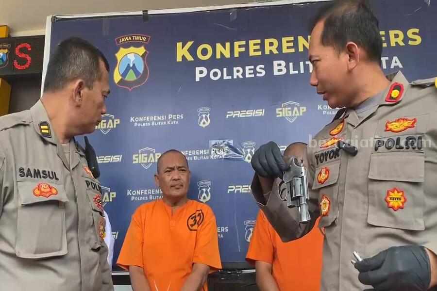 Caption foto : Waka Polres Blitar Kota, Kompol Yoyok Dwi menunjukkan senjata api yang dibawa oleh maling sepeda motor spesialis perkantoran di Blitar. (Owi)
