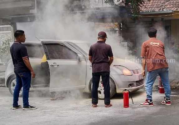 Mobil Ditumpangi Sekeluarga Terbakar di Jombang mobil