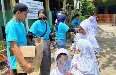 Murid SDN di Desa Terpencil Jombang Terima Bantuan sekolah