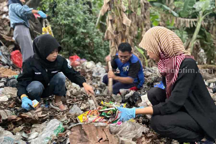 Para pelajar sedang melakukan brand audit sachet di Sungai Bringin, Pare Kabupaten Kediri.