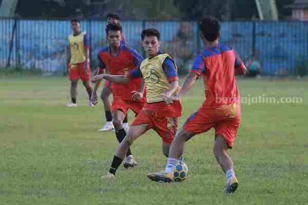 Eks Pemain Muda PSM Lengkapi Skuad Perssu Madura City Pemain Perssu MC saat latihan di Stadion A. Yani Sumenep. (Temmy P)