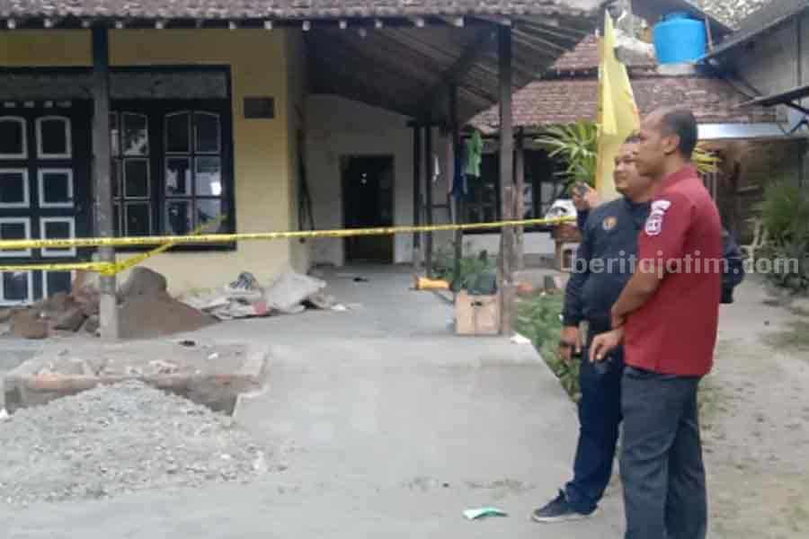 Tim Forensik RS Bhayangkara melakukan olah TKP penemuan kerangka manusia di Blitar