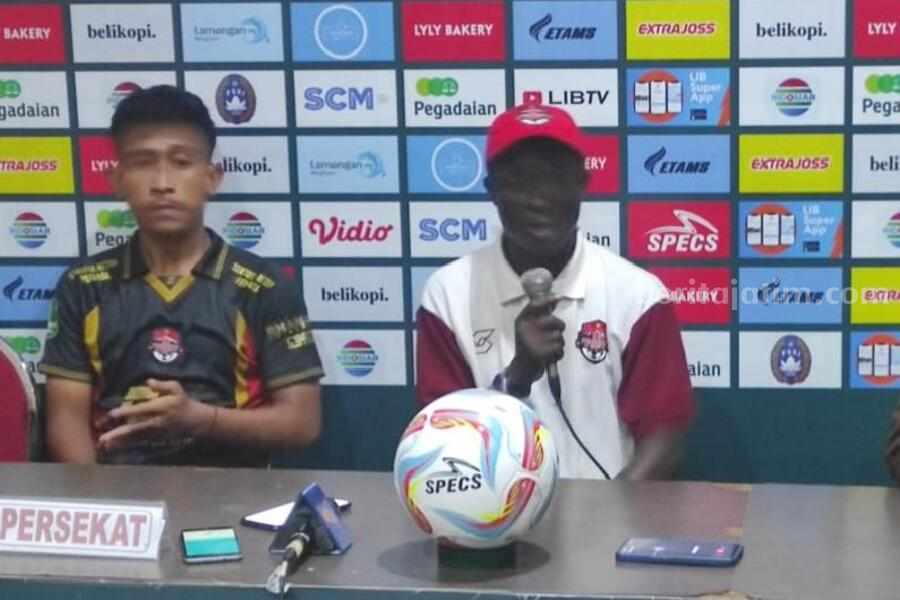 Caption : Pelatih Persekat Tegal, Mial Balebata Armand didampingi pemainnya, saat konferensi pers usai laga, di Stadion Surajaya Lamongan.