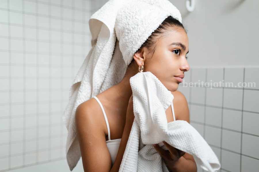 Ilustrasi seseorang usai mandi wajib. (Sumber foto: Pexels/Ron Lach)