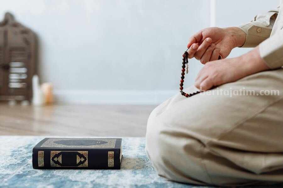 Keistimewaan Ayat 1000 Dinar Bikin Rezeki Berlimpah Keistimewaan rutin membaca Ayat 1000 Dinar. Sumber foto: Thirdman/pexels.com