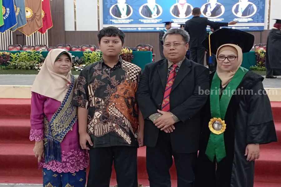Prof Poppy bersama keluarga. Istimewa
